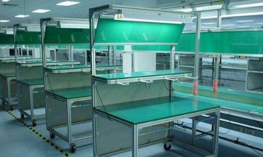 防静电事情台台面一样平常由防静电三聚氰胺高压装饰层压板为外貌质料与木质质料复合制成。