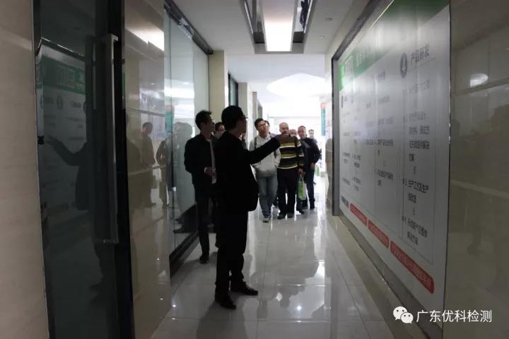 UK工程部司理袁华剖析了太阳GG检测认证效劳优势、现场解答客户疑惑、向导各人观摩实验室